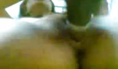 امرأة سوداء مع فستان أبيض ، حتى يتحول افلام جنس اول مره اللون الأزرق.