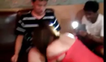 تمكن طالب من ممارسة الجنس مع كس الفتاة. افلام جنس قديمه