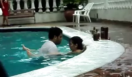 الرجل الفتاة ووضع واحد منهم في الحمار. فلم جنسي رومنسي
