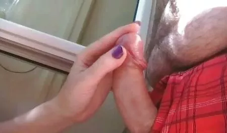 الديك سوداء كبيرة و تعطيه افلام جنس بريطانية لها