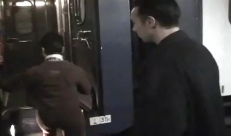 الفتيات يتحدثن افلام الجنس الشرجي مع اثنين من الروس.