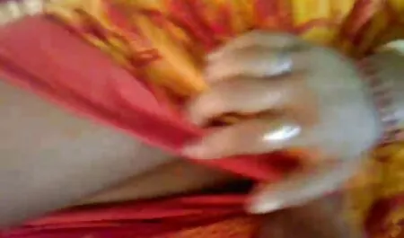 رجل آسيوي مع غطاء محرك افلام سكس جنوس السيارة.