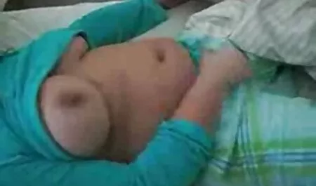 عاهرة شابة لتحديث نفسي مع فلم كوري جنس ثقب حيث وضع الرجال في فمهم