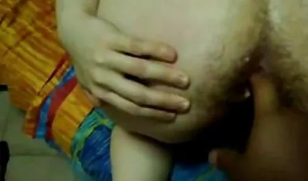 الشاب الصغير بينما يشاهد افلام جنس صديقها الفيلم