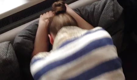 وضعت فتاة في افلام جنس افلام جنس رجل يرتدي تنورة على الأريكة.