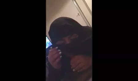 في الفندق افلام جنس هولندي ، جعل الرجل الكبير فتاة اللباس.