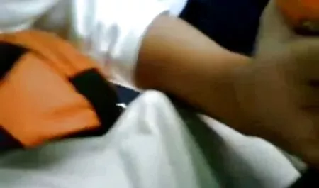 في منزل فتاة روسية نمت في افلام جنس سود الملابس السوداء.